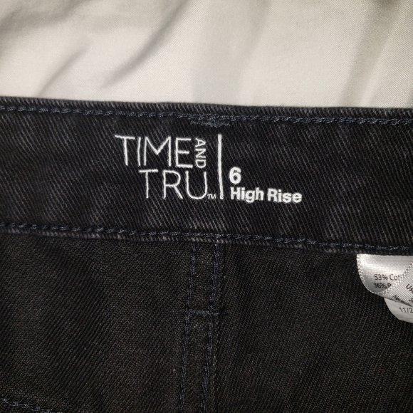 Time and Tru High Rise Black denim distressed short cut off Size 6 - Picture 6 of 7